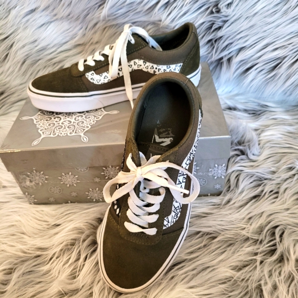 Vans * Old Skool Army Green Sneakers * Sz 6.5